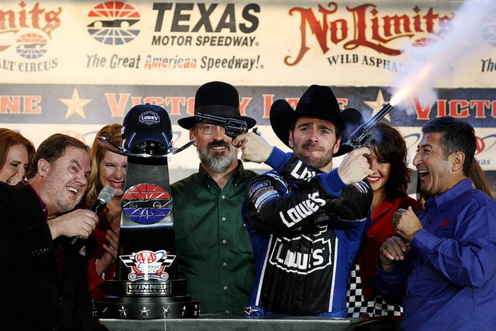 Jimmie Johnson dùng 2 khẩu lục Colt bắn lên trời để ăn mừng chiến thắng sau khi vô địch giải đua xe địa hình ở trường đua Texas Motor Speedway, Fort Worth, Texas. Jimmie Johnson dùng 2 khẩu lục Colt bắn lên trời để ăn mừng chiến thắng sau khi vô địch giải đua xe địa hình ở trường đua Texas Motor Speedway, Fort Worth, Texas.