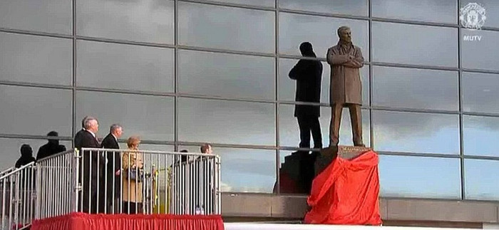 Bà Catherine Ferguson, người duy nhất mà Sir Alex Ferguson phải sợ, kéo tấm vải đỏ và cho ra mắt bức tượng của chồng mình, HLV xuất sắc nhất trong lịch sử Premier League. Bà Catherine Ferguson, người duy nhất mà Sir Alex Ferguson phải sợ, kéo tấm vải đỏ và cho ra mắt bức tượng của chồng mình, HLV xuất sắc nhất trong lịch sử Premier League.
