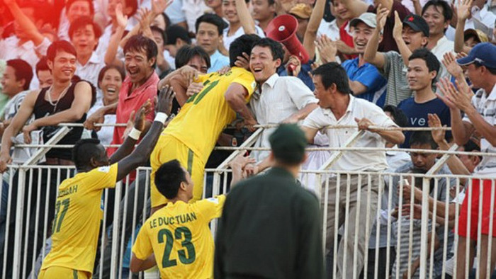 Trong 10 điều mà FIFA khuyến khích với những người chơi bóng đá chuyên nghiệp, điều 2 nói rằng chơi để thắng nhưng hãy biết chấp nhận thất bại và tôn trọng đối thủ lẫn trọng tài & khán giả, còn điều 7 nhấn mạnh mọi hành vi bạo lực, lăng mạ trên sân đều không được chấp nhận. Nếu như các cầu thủ biết chấp nhận thất bại, biết tôn trọng đối thủ và tôn trọng cả khán giả nhà thì các CĐV cũng nên có thái độ tương tự. Nỗ lực trên sân bóng của các cầu thủ có thể ngang nhau, nhưng trong môn thể thao nào thì cũng chỉ có một kẻ chiến thắng và phần còn lại là thất bại, do vậy đừng chỉ trích cầu thủ & HLV một khi họ đã đổ mồ hôi để làm việc và cố gắng phục vụ khán giả với mức độ nỗ lực ngang bằng với kẻ chiến thắng. Trong 10 điều mà FIFA khuyến khích với những người chơi bóng đá chuyên nghiệp, điều 2 nói rằng chơi để thắng nhưng hãy biết chấp nhận thất bại và tôn trọng đối thủ lẫn trọng tài & khán giả, còn điều 7 nhấn mạnh mọi hành vi bạo lực, lăng mạ trên sân đều không được chấp nhận. Nếu như các cầu thủ biết chấp nhận thất bại, biết tôn trọng đối thủ và tôn trọng cả khán giả nhà thì các CĐV cũng nên có thái độ tương tự. Nỗ lực trên sân bóng của các cầu thủ có thể ngang nhau, nhưng trong môn thể thao nào thì cũng chỉ có một kẻ chiến thắng và phần còn lại là thất bại, do vậy đừng chỉ trích cầu thủ & HLV một khi họ đã đổ mồ hôi để làm việc và cố gắng phục vụ khán giả với mức độ nỗ lực ngang bằng với kẻ chiến thắng.