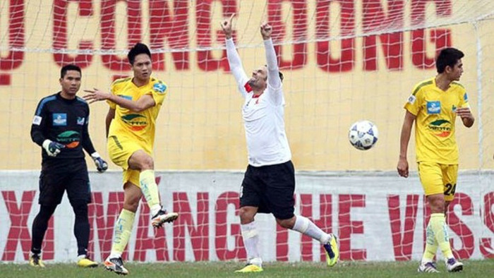 Ai cũng có quyền bày tỏ sự bất bình của mình, nhưng ở Việt Nam, xem ra điều đó đi quá giới hạn rất nhiều lần. Trường hợp của Thanh Hóa ở trên cho thấy các CĐV Thanh Hóa thực sự là những người hiếu thắng và rất võ đoán. Thanh Hóa khi đó bất bại trên sân nhà nhưng Sông Lam Nghệ An là một đối thủ rất khó đánh bại, vậy thì thua trước một đối thủ mạnh trên sân nhà có gì là nhục? Nếu dẫn trước 1-0 nhưng bị lội ngược dòng 3-2 khi trận đấu kết thúc là bán độ, ắt cả đội AC Milan đi bán độ trong trận chung kết Champions League 2005. Hay phải chăng bán độ cũng là “văn hóa” của bóng đá Thanh Hóa, đến nỗi khi đội nhà thua là nghĩ ngay tới bán độ? Ai cũng có quyền bày tỏ sự bất bình của mình, nhưng ở Việt Nam, xem ra điều đó đi quá giới hạn rất nhiều lần. Trường hợp của Thanh Hóa ở trên cho thấy các CĐV Thanh Hóa thực sự là những người hiếu thắng và rất võ đoán. Thanh Hóa khi đó bất bại trên sân nhà nhưng Sông Lam Nghệ An là một đối thủ rất khó đánh bại, vậy thì thua trước một đối thủ mạnh trên sân nhà có gì là nhục? Nếu dẫn trước 1-0 nhưng bị lội ngược dòng 3-2 khi trận đấu kết thúc là bán độ, ắt cả đội AC Milan đi bán độ trong trận chung kết Champions League 2005. Hay phải chăng bán độ cũng là “văn hóa” của bóng đá Thanh Hóa, đến nỗi khi đội nhà thua là nghĩ ngay tới bán độ?