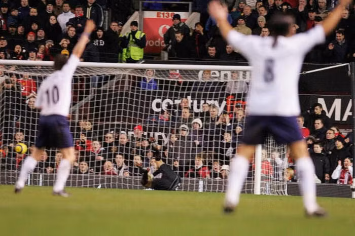 10. Bàn thắng bị từ chối của Pedro Mendes: 7 năm sau sự kiện này, Mark Clattenburg vẫn là một trọng tài tồi, và dường như điều đó đã thành bản chất. Một cú đá từ khoảng cách 55 yard (50m) của Pedro Mendes trong trận Manchester United – Tottenham tại Old Trafford (vâng, xin nhấn mạnh là tại Old Trafford) đã đi qua vạch vôi khung thành Man Utd. Thủ môn Roy Carroll đã đẩy bóng ra nhưng quay chậm cho thấy bóng đã đi qua vạch vôi hơn 2.5m, tuy vậy Mark Clattenburg lại cho rằng bóng chưa qua vạch và Tottenham bị cướp một bàn thắng xứng đáng.