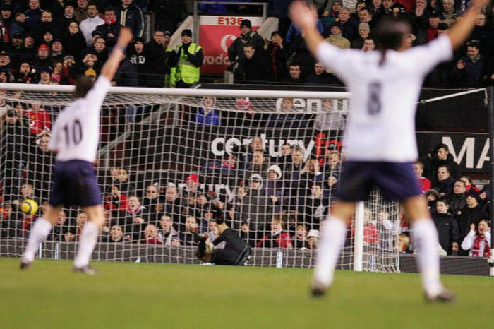 10. Bàn thắng bị từ chối của Pedro Mendes: 7 năm sau sự kiện này, Mark Clattenburg vẫn là một trọng tài tồi, và dường như điều đó đã thành bản chất. Một cú đá từ khoảng cách 55 yard (50m) của Pedro Mendes trong trận Manchester United – Tottenham tại Old Trafford (vâng, xin nhấn mạnh là tại Old Trafford) đã đi qua vạch vôi khung thành Man Utd. Thủ môn Roy Carroll đã đẩy bóng ra nhưng quay chậm cho thấy bóng đã đi qua vạch vôi hơn 2.5m, tuy vậy Mark Clattenburg lại cho rằng bóng chưa qua vạch và Tottenham bị cướp một bàn thắng xứng đáng. 10. Bàn thắng bị từ chối của Pedro Mendes: 7 năm sau sự kiện này, Mark Clattenburg vẫn là một trọng tài tồi, và dường như điều đó đã thành bản chất. Một cú đá từ khoảng cách 55 yard (50m) của Pedro Mendes trong trận Manchester United – Tottenham tại Old Trafford (vâng, xin nhấn mạnh là tại Old Trafford) đã đi qua vạch vôi khung thành Man Utd. Thủ môn Roy Carroll đã đẩy bóng ra nhưng quay chậm cho thấy bóng đã đi qua vạch vôi hơn 2.5m, tuy vậy Mark Clattenburg lại cho rằng bóng chưa qua vạch và Tottenham bị cướp một bàn thắng xứng đáng.