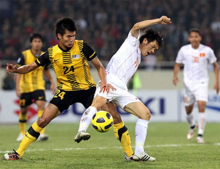Vấn đề là kể từ sau AFF Cup 2008, chúng ta đã thất bại trong việc giành vinh quang ở cấp độ khu vực ở AFF Cup lẫn SEA Games. Trong khi đấu trường SEA Games không dễ để chúng ta sử dụng ý tưởng chọn người của Sebes, ĐTQG lại là một câu chuyện khác và nếu các HLV trưởng (hiện tại là ông Phan Thanh Hùng) chú trọng tuyển lựa những tuyển thủ đến từ CLB chơi tốt nhất ở V-League, độ kết dính của các tuyển thủ khi thi đấu ở các giải lớn sẽ không phải là vấn đề quá lớn, và những trận đấu thử nghiệm cũng sẽ dễ mang lại kết quả tích cực hơn. Vấn đề là kể từ sau AFF Cup 2008, chúng ta đã thất bại trong việc giành vinh quang ở cấp độ khu vực ở AFF Cup lẫn SEA Games. Trong khi đấu trường SEA Games không dễ để chúng ta sử dụng ý tưởng chọn người của Sebes, ĐTQG lại là một câu chuyện khác và nếu các HLV trưởng (hiện tại là ông Phan Thanh Hùng) chú trọng tuyển lựa những tuyển thủ đến từ CLB chơi tốt nhất ở V-League, độ kết dính của các tuyển thủ khi thi đấu ở các giải lớn sẽ không phải là vấn đề quá lớn, và những trận đấu thử nghiệm cũng sẽ dễ mang lại kết quả tích cực hơn.