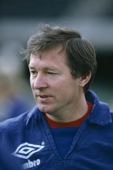 Sir Alex khi còn thi đấu chính là một tiền đạo, và dù không quá nổi tiếng ngày còn thi đấu nhưng ông là một trong số những chân sút hiệu quả nhất giải VĐQG Scotland khi đó đặc biệt là trong 3 mùa giải với Dunfermline Athletic (1964 – 1967), ông lập công 66 lần trong 89 trận (tỷ lệ 0.74 bàn/trận) và cùng đoạt ngôi Vua phá lưới với Joe McBride mùa 1965-66 với 31 bàn. Cho nên việc đá phạt đền với Sir Alex chẳng có gì khó khăn, và cũng dễ giải thích vì sao ông lo ngại về tình hình sút 11m của các học trò. Sir Alex khi còn thi đấu chính là một tiền đạo, và dù không quá nổi tiếng ngày còn thi đấu nhưng ông là một trong số những chân sút hiệu quả nhất giải VĐQG Scotland khi đó đặc biệt là trong 3 mùa giải với Dunfermline Athletic (1964 – 1967), ông lập công 66 lần trong 89 trận (tỷ lệ 0.74 bàn/trận) và cùng đoạt ngôi Vua phá lưới với Joe McBride mùa 1965-66 với 31 bàn. Cho nên việc đá phạt đền với Sir Alex chẳng có gì khó khăn, và cũng dễ giải thích vì sao ông lo ngại về tình hình sút 11m của các học trò.