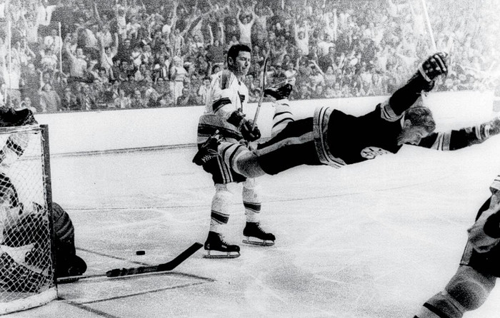 80. Bobby Orr: Bức ảnh chụp khoảnh khắc vui sướng tột độ của Bobby Orr khi anh giúp Boston Bruins đánh bại St. Louis Blues trong trận chung kết Stanley Cup 1970, trận tranh chức vô địch NHL (giải vô địch Hockey Hoa Kỳ). 80. Bobby Orr: Bức ảnh chụp khoảnh khắc vui sướng tột độ của Bobby Orr khi anh giúp Boston Bruins đánh bại St. Louis Blues trong trận chung kết Stanley Cup 1970, trận tranh chức vô địch NHL (giải vô địch Hockey Hoa Kỳ).
