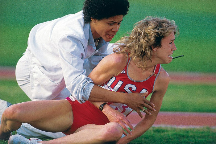 67. Mary Decker: Olympic 1984 tại Los Angeles và Mary Decker là ứng viên hạng nặng cho huy chương Vàng ở nội dung chạy 3000m nữ. VĐV người Nam Phi Zola Budd dẫn trước Decker, tuy nhiên Decker quyết gây sức ép và đã gần bám kịp Budd trong khoảng không gian khá hẹp. Vào lúc này, Decker dẫm lên chân Budd và kết quả là cô ngã xuống đường chạy và không hoàn thành được nội dung. Decker rơi nước mắt rời khỏi đường chạy và Zola Budd nhận được rất nhiều lời dọa giết vì Decker là niềm hy vọng vàng của điền kinh Hoa Kỳ. 67. Mary Decker: Olympic 1984 tại Los Angeles và Mary Decker là ứng viên hạng nặng cho huy chương Vàng ở nội dung chạy 3000m nữ. VĐV người Nam Phi Zola Budd dẫn trước Decker, tuy nhiên Decker quyết gây sức ép và đã gần bám kịp Budd trong khoảng không gian khá hẹp. Vào lúc này, Decker dẫm lên chân Budd và kết quả là cô ngã xuống đường chạy và không hoàn thành được nội dung. Decker rơi nước mắt rời khỏi đường chạy và Zola Budd nhận được rất nhiều lời dọa giết vì Decker là niềm hy vọng vàng của điền kinh Hoa Kỳ.
