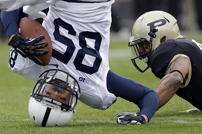 Brandon Moseby-Felder của đội Penn State cắm đầu xuống đất sau khi nhảy lên bắt bóng và bị cản phá bởi Ricardo Allen của đội Purdue. Brandon Moseby-Felder của đội Penn State cắm đầu xuống đất sau khi nhảy lên bắt bóng và bị cản phá bởi Ricardo Allen của đội Purdue.