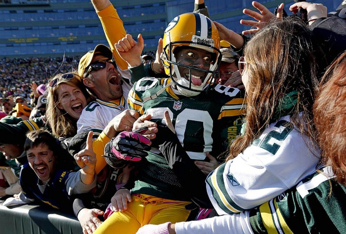 Donald Driver của đội Green Bay ăn mừng cùng các CĐV sau khi ghi một cú touchdown trong trận đấu với đội Jaguars.