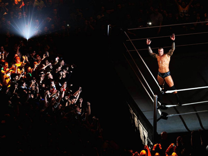 Randy Orton làm dáng trước các khán giả thành phố Hamburg, Đức trong chuyến lưu diễn của hãng đô vật WWE. Randy Orton làm dáng trước các khán giả thành phố Hamburg, Đức trong chuyến lưu diễn của hãng đô vật WWE.