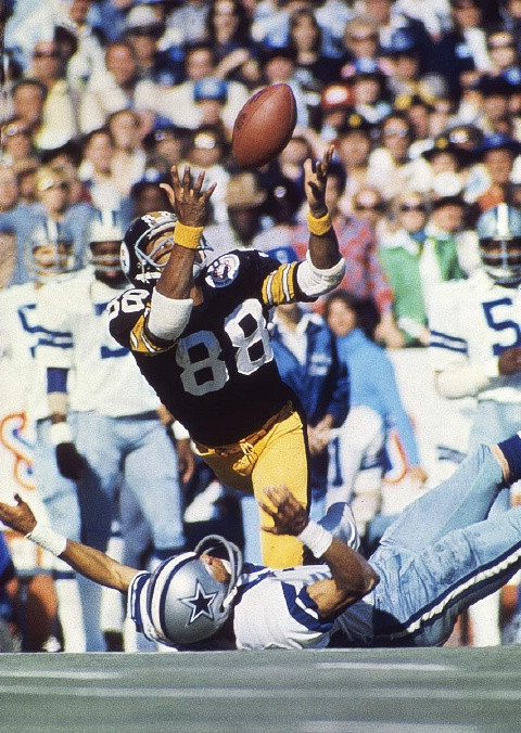 64. Lynn Swann: Super Bowl X, Dallas Cowboys đối đầu Pittsburgh Steelers để tranh chức vô địch NFL. Steelers bị dẫn trước 10-7 ở hiệp đấu thứ 4, nhưng họ đã ghi liền 14 điểm mà không để Cowboys đáp trả một lần nào. Trong số đó có một cú touchdown từ khoảng cách rất dài 58m đến từ Lynn Swann, người bắt bóng trong tư thế bị một cầu thủ đối phương truy cản, nhưng anh đã húc qua cầu thủ này trước khi bắt bóng tại vạch đích. Lynn Swann giành danh hiệu MVP của giải và Steelers đánh bại Cowboys 21-17. 64. Lynn Swann: Super Bowl X, Dallas Cowboys đối đầu Pittsburgh Steelers để tranh chức vô địch NFL. Steelers bị dẫn trước 10-7 ở hiệp đấu thứ 4, nhưng họ đã ghi liền 14 điểm mà không để Cowboys đáp trả một lần nào. Trong số đó có một cú touchdown từ khoảng cách rất dài 58m đến từ Lynn Swann, người bắt bóng trong tư thế bị một cầu thủ đối phương truy cản, nhưng anh đã húc qua cầu thủ này trước khi bắt bóng tại vạch đích. Lynn Swann giành danh hiệu MVP của giải và Steelers đánh bại Cowboys 21-17.
