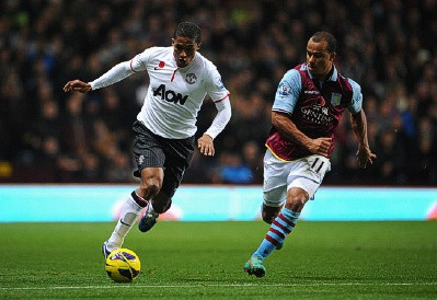 6. Antonio Valencia không biết sang trái: Valencia không thể sang trái được vì không thuận chân trái và cũng không quen dùng chân trái. Hậu vệ trẻ Enda Stevens dường như đã biết trước điều đó nên luôn bám chặt đường biên để buộc Valencia phải sang trái. Và ngay cả khi có khoảng trống, Valencia cũng tạt hoặc căng ngang hỏng (tạt 12 lần, chỉ trúng 3). 6. Antonio Valencia không biết sang trái: Valencia không thể sang trái được vì không thuận chân trái và cũng không quen dùng chân trái. Hậu vệ trẻ Enda Stevens dường như đã biết trước điều đó nên luôn bám chặt đường biên để buộc Valencia phải sang trái. Và ngay cả khi có khoảng trống, Valencia cũng tạt hoặc căng ngang hỏng (tạt 12 lần, chỉ trúng 3).