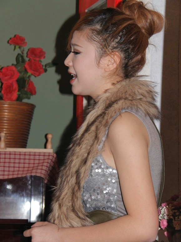Miss teen Kim Cương trổ tài ca hát Miss teen Kim Cương trổ tài ca hát