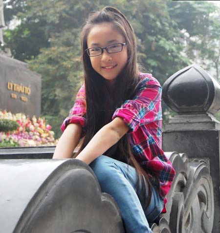 Do tham gia đóng phim, nhiều khi đi diễn lịch kín mít nên Hoài Linh phải nghỉ học để quay phim, thay vào đo, cô bạn tự học bài ở trường quay những lúc rảnh rỗi. Do tham gia đóng phim, nhiều khi đi diễn lịch kín mít nên Hoài Linh phải nghỉ học để quay phim, thay vào đo, cô bạn tự học bài ở trường quay những lúc rảnh rỗi.