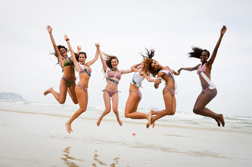 Các thí sinh tung tăng trên bãi biển Các thí sinh tung tăng trên bãi biển