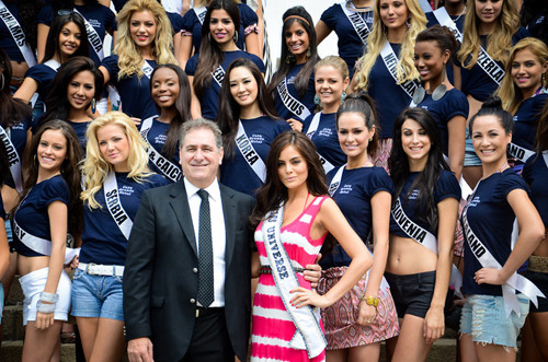 Chụp ảnh cùng đại diện Ban tổ chức Chụp ảnh cùng đại diện Ban tổ chức