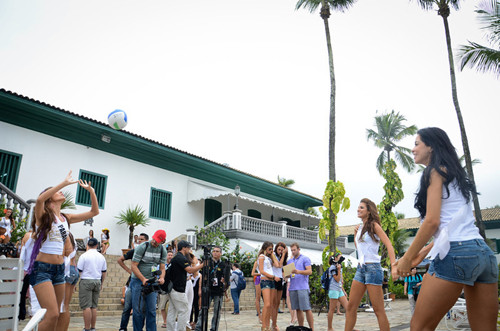 Trong lúc chờ chụp ảnh tranh thủ chơi bóng Trong lúc chờ chụp ảnh tranh thủ chơi bóng