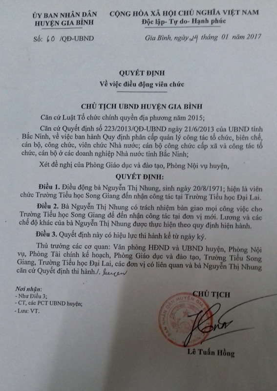 Quyết định điều chuyển công tác cô Nguyễn Thị Nhung do ông Lê Tuấn Hồng, Chủ tịch UBND huyện Gia Bình, tỉnh Bắc Ninh ký (ảnh HC) Quyết định điều chuyển công tác cô Nguyễn Thị Nhung do ông Lê Tuấn Hồng, Chủ tịch UBND huyện Gia Bình, tỉnh Bắc Ninh ký (ảnh HC)