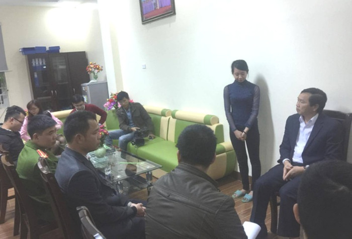 Tại buổi làm việc với các cơ quan chức năng và gia đình cháu bé, giáo viên Ngô Thị Thùy Linh cũng đã thừa nhận có dùng đũa đánh cháu bé vì nóng giận không kiềm chế được bản thân (ảnh MT) Tại buổi làm việc với các cơ quan chức năng và gia đình cháu bé, giáo viên Ngô Thị Thùy Linh cũng đã thừa nhận có dùng đũa đánh cháu bé vì nóng giận không kiềm chế được bản thân (ảnh MT)