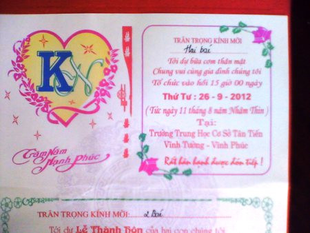 Thiệp cưới được in rất cụ thể địa điểm là trường "Trung Học Cơ Sở Tân Tiến -Vĩnh Tường -Vĩnh Phúc" (ảnh PLXH). Thiệp cưới được in rất cụ thể địa điểm là trường "Trung Học Cơ Sở Tân Tiến -Vĩnh Tường -Vĩnh Phúc" (ảnh PLXH).