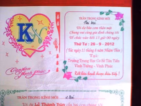 Thiệp cưới được in rất cụ thể địa điểm là trường "Trung Học Cơ Sở Tân Tiến -Vĩnh Tường -Vĩnh Phúc" (ảnh PLXH). Thiệp cưới được in rất cụ thể địa điểm là trường "Trung Học Cơ Sở Tân Tiến -Vĩnh Tường -Vĩnh Phúc" (ảnh PLXH).
