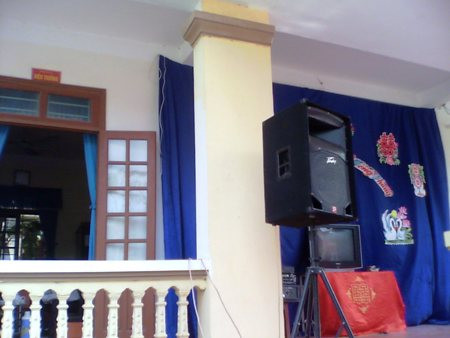 Cạnh phòng Hiệu trưởng là sân khấu của đám cưới. Cạnh phòng Hiệu trưởng là sân khấu của đám cưới.