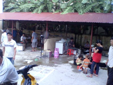 Lán xe lại trở thành bếp nấu của đám cưới. Lán xe lại trở thành bếp nấu của đám cưới.