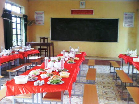 Lớp học, bàn ghế học sinh trở thành nơi tiếp khách. Dư luận địa phương đang rất bức xúc về một đám cưới có "một không hai" tại Tân Tiến, Vĩnh Tường, Vĩnh Phúc. Đám cưới được tổ chức rất linh đình nhưng lại diễn ra tại... trường học. Toàn bộ học sinh trong trường đã phải nghỉ học để dành chỗ cho đám cưới của một vị cán bộ xã... Lớp học, bàn ghế học sinh trở thành nơi tiếp khách. Dư luận địa phương đang rất bức xúc về một đám cưới có "một không hai" tại Tân Tiến, Vĩnh Tường, Vĩnh Phúc. Đám cưới được tổ chức rất linh đình nhưng lại diễn ra tại... trường học. Toàn bộ học sinh trong trường đã phải nghỉ học để dành chỗ cho đám cưới của một vị cán bộ xã...