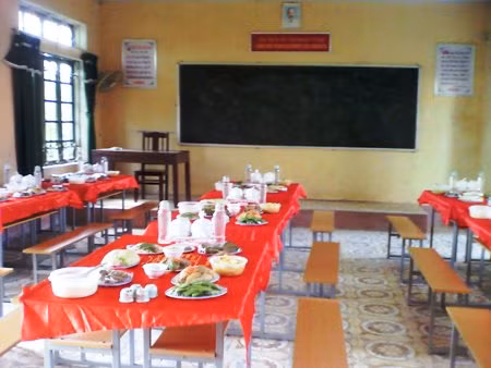 Lớp học, bàn ghế học sinh trở thành nơi tiếp khách. Dư luận địa phương đang rất bức xúc về một đám cưới có "một không hai" tại Tân Tiến, Vĩnh Tường, Vĩnh Phúc. Đám cưới được tổ chức rất linh đình nhưng lại diễn ra tại... trường học. Toàn bộ học sinh trong trường đã phải nghỉ học để dành chỗ cho đám cưới của một vị cán bộ xã... Lớp học, bàn ghế học sinh trở thành nơi tiếp khách. Dư luận địa phương đang rất bức xúc về một đám cưới có "một không hai" tại Tân Tiến, Vĩnh Tường, Vĩnh Phúc. Đám cưới được tổ chức rất linh đình nhưng lại diễn ra tại... trường học. Toàn bộ học sinh trong trường đã phải nghỉ học để dành chỗ cho đám cưới của một vị cán bộ xã...