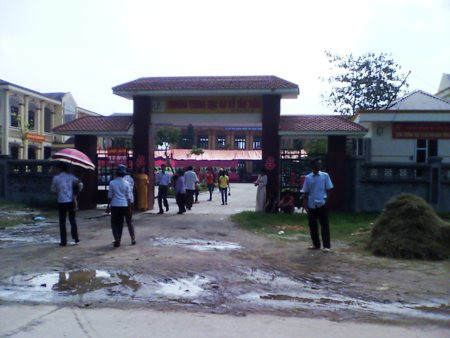 Cổng trường trở thành cổng chào của đám cưới. Cổng trường trở thành cổng chào của đám cưới.