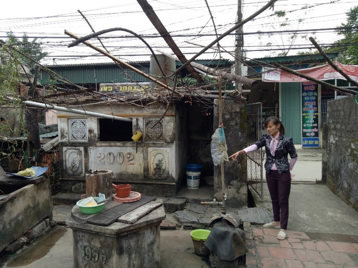 Nhiều hộ gia đình không có đủ kinh phí lắp đặt hệ thống nước sạch nên đành phải dùng nước giếng khơi, giếng khoan nhiễm chất Asen. Ảnh: Trực Ngôn.