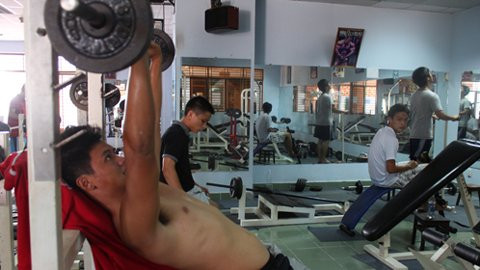 KTX ĐH Bách khoa TP.HCM trang bị phòng tập thể hình rộng rãi, thoáng mát là địa điểm thu hút khá đông sinh viên nam tập luyện hằng ngày.