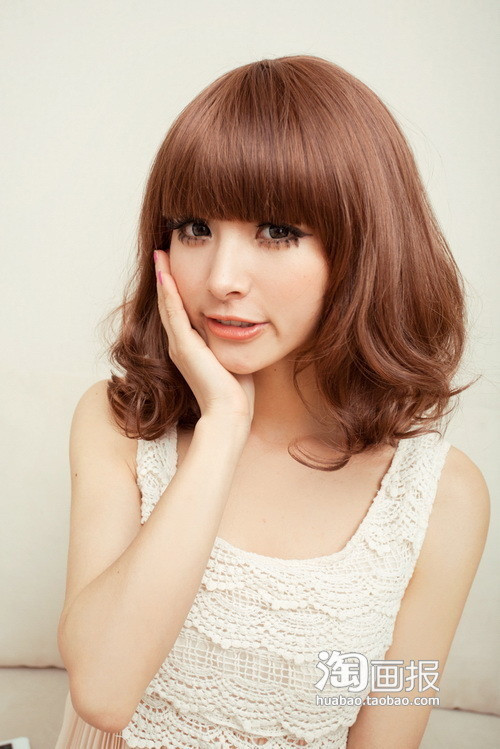 Mùa thu năm này với sự lên ngôi của những mái tóc xoăn nhẹ chấm vai. Mùa thu năm này với sự lên ngôi của những mái tóc xoăn nhẹ chấm vai.