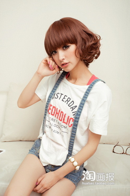 Tóc ngắn ngang cằm uốn xoăn bồng bềnh trẻ trung. Tóc ngắn ngang cằm uốn xoăn bồng bềnh trẻ trung.