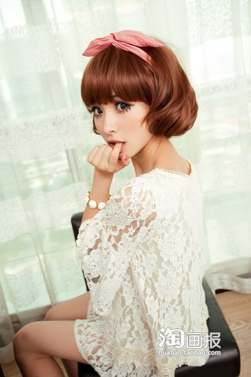 Cũng là kiểu tóc ngắn, nhưng đuôi tóc hoàn toàn được uốn phồng ốp vào trong. Cũng là kiểu tóc ngắn, nhưng đuôi tóc hoàn toàn được uốn phồng ốp vào trong.