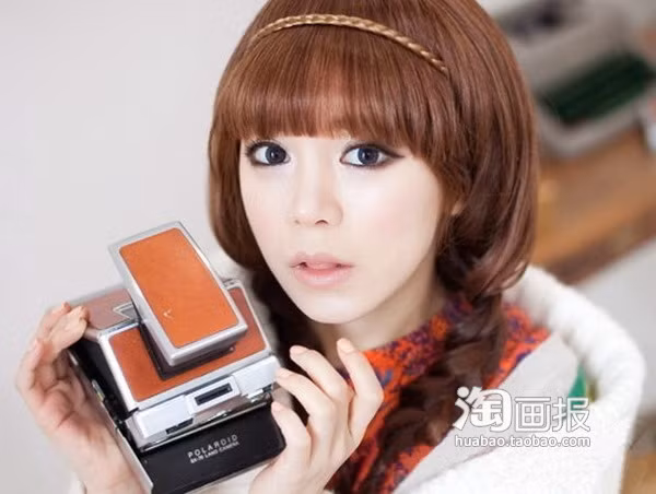 Tóc mái ngố dễ thương cùng hai tết tóc bồng bềnh rất hợp cho giới trẻ.