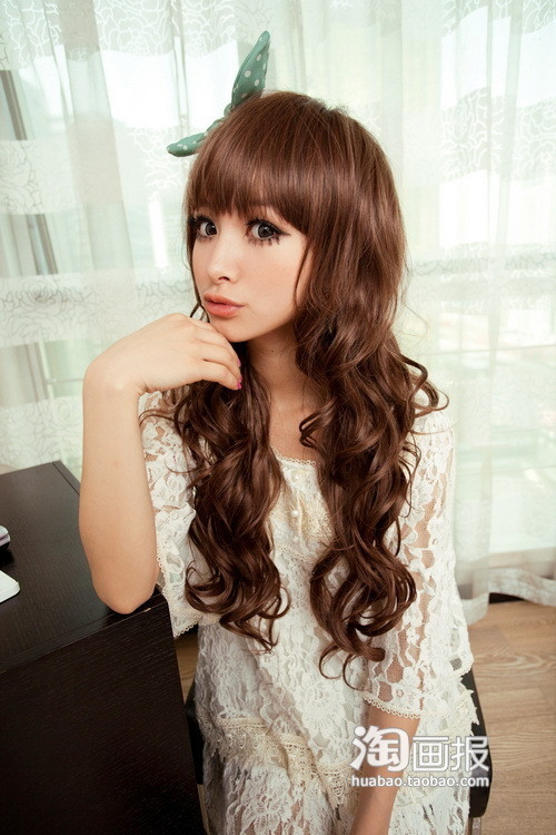 Tóc uốn lọn xoăn theo kiểu mì tôm dài, thời trang, sành điệu. Tóc uốn lọn xoăn theo kiểu mì tôm dài, thời trang, sành điệu.