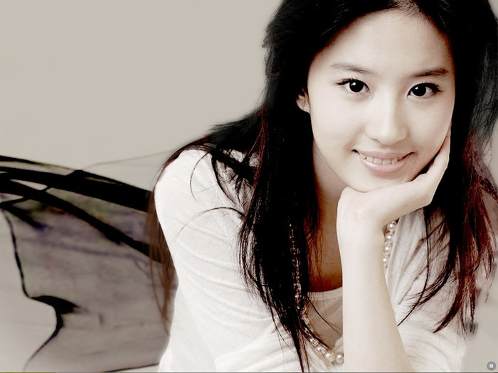 Năm 2006 báo điện tử Tom.com bình chọn 10 mĩ nữ nổi tiếng nhất Trung Quốc, Lưu Diệc Phi xếp thứ 3 sau Tôn Lệ, Triệu Vy, đứng trên Thủy Linh, Lý Băng Băng, Phạm Băng Băng, Châu Tấn, Hồ Khả, Mai Đình và Ân Đào. Năm 2006 báo điện tử Tom.com bình chọn 10 mĩ nữ nổi tiếng nhất Trung Quốc, Lưu Diệc Phi xếp thứ 3 sau Tôn Lệ, Triệu Vy, đứng trên Thủy Linh, Lý Băng Băng, Phạm Băng Băng, Châu Tấn, Hồ Khả, Mai Đình và Ân Đào.