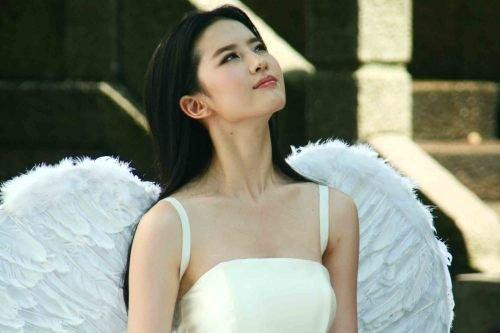 Tựa như thiên sứ với đôi cánh trắng. Tựa như thiên sứ với đôi cánh trắng.