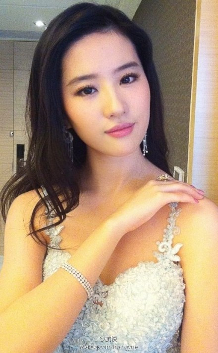 10 năm một chặng đường, con người đều thay đổi, nhưng vẻ đẹp trời ban của Lưu Diệc Phi vẫn mãi như đóa hoa nở rộ theo năm tháng. 10 năm một chặng đường, con người đều thay đổi, nhưng vẻ đẹp trời ban của Lưu Diệc Phi vẫn mãi như đóa hoa nở rộ theo năm tháng.