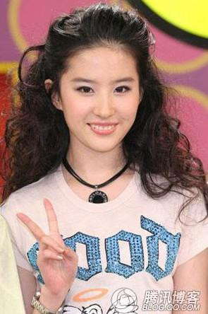 Dù 10 năm trước, lúc mới "đánh dấu" trên màn ảnh với vai Bạch Tú Châu trong "Gia tộc kim phấn", hay 10 năm sau khuôn mặt thiên sứ của cô vẫn không thay đổi. Ảnh: QQ Dù 10 năm trước, lúc mới "đánh dấu" trên màn ảnh với vai Bạch Tú Châu trong "Gia tộc kim phấn", hay 10 năm sau khuôn mặt thiên sứ của cô vẫn không thay đổi. Ảnh: QQ