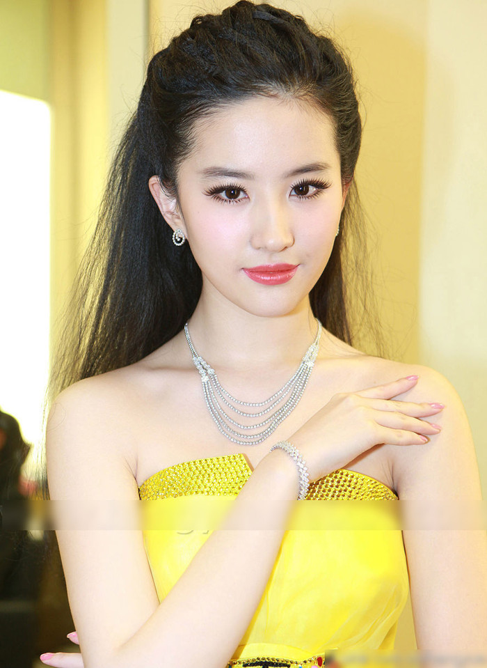 Giờ đây khi đã bước sang tuổi 26, vẻ đẹp của cô ngày càng nở rộ rực rỡ. Giờ đây khi đã bước sang tuổi 26, vẻ đẹp của cô ngày càng nở rộ rực rỡ.