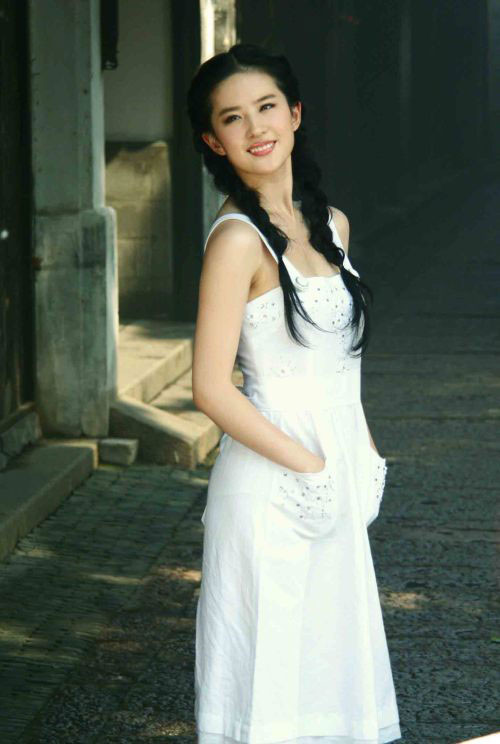 Sau khi hóa thân thành Vương Ngữ Yên trong "Thiên long bát bộ" đã giúp khán giả biết và nhớ tới một "công chúa pha lê" hay "mỹ nhân cổ trang" Lưu Diệc Phi. Sau khi hóa thân thành Vương Ngữ Yên trong "Thiên long bát bộ" đã giúp khán giả biết và nhớ tới một "công chúa pha lê" hay "mỹ nhân cổ trang" Lưu Diệc Phi.