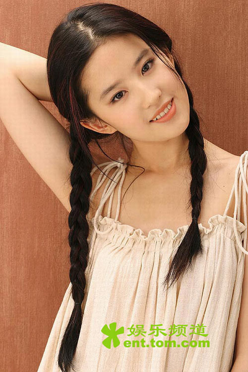 Sở hữu một vẻ đẹp được ví như tiên nữ, thanh thuần, mộc mạc nhưng kiêu sa. Sở hữu một vẻ đẹp được ví như tiên nữ, thanh thuần, mộc mạc nhưng kiêu sa.