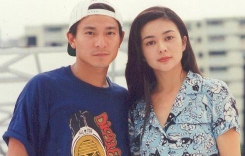 Thiên Vương Lưu Đức Hoa thì luôn bảo rằng: Quan Chi Lâm mắt to tròn, tóc dài mềm mại tung bay xinh đẹp thoát tục.