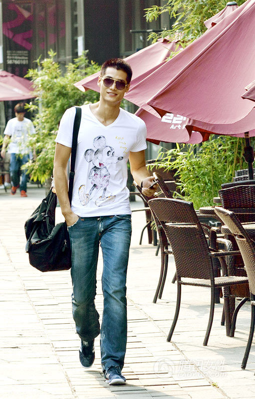 Với phái mạnh, phong cách thời trang T-shirt cùng quần jeans luôn rất được ưa chuộng.