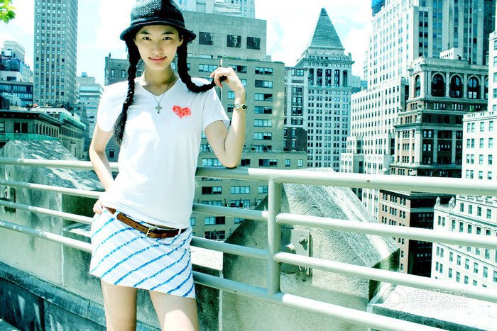 Kết hợp T-shirt trắng cùng váy ngắn sọc xanh giúp bạn khoe được dáng người mảnh khảnh và cuốn hút.