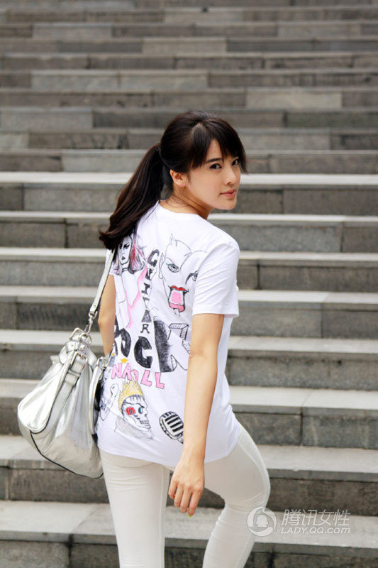 T-shirt dáng rộng với hoa văn trẻ trung.