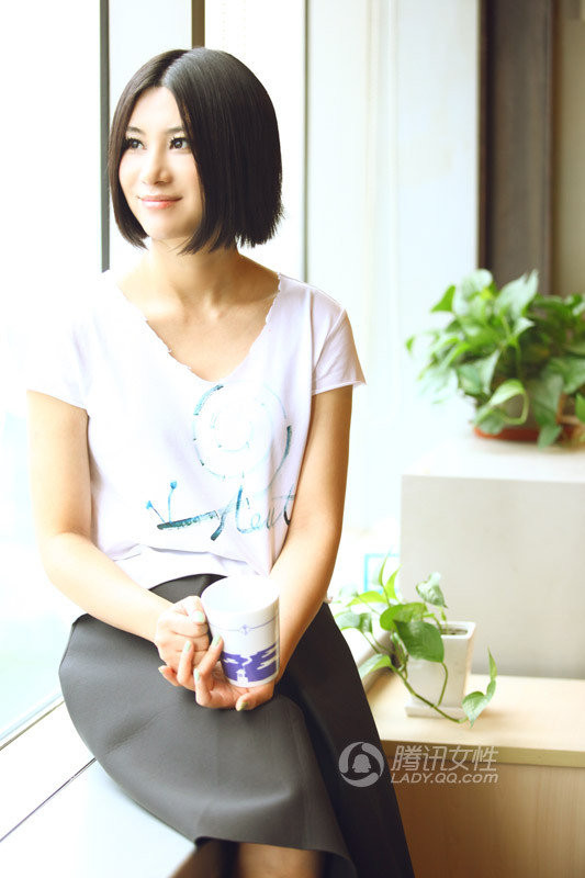 T-shirt và váy, không gò bó, cứng nhắc lại trẻ trung, nữ tính.