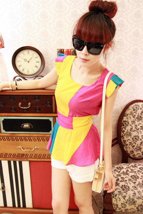 Áo váy nổi bật với hai màu hồng vàng cùng quần soóc là phong cách hợp nhất cho bạn gái "khoe" dáng.