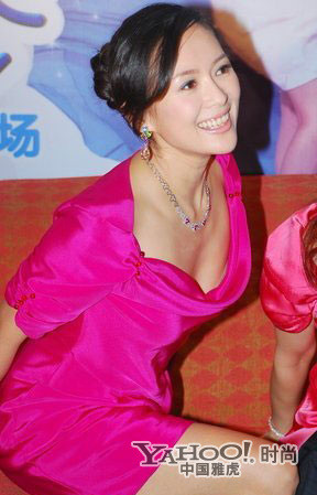 Vòng một khiếm tốn nhưng Chương Tử Di vẫn mặc áo cổ trễ. Vòng một khiếm tốn nhưng Chương Tử Di vẫn mặc áo cổ trễ.